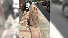 大陸廣東省揭陽市1名老人近日在自家菜園挖出1根外形酷似人手的「淮山」。（圖／翻攝自微博）