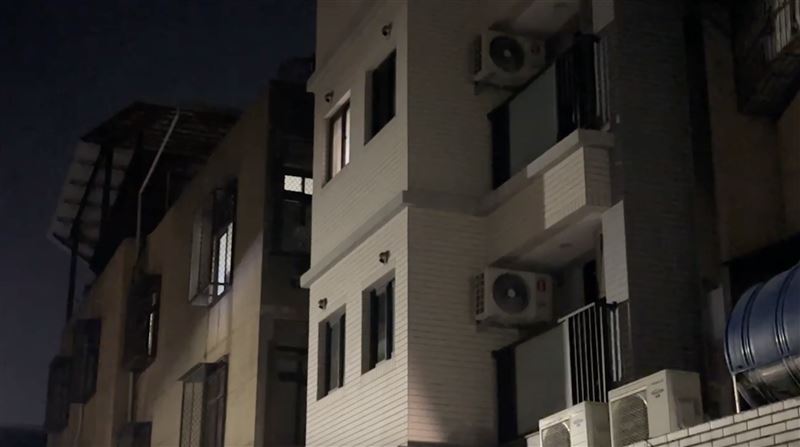 警消破門入內後驚見情侶倆陳屍在浴室。（圖／翻攝畫面）