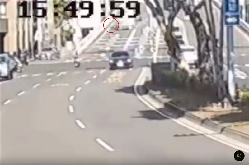 騎士疑似先自摔才與砂石車發生擦撞。（圖／民眾提供）