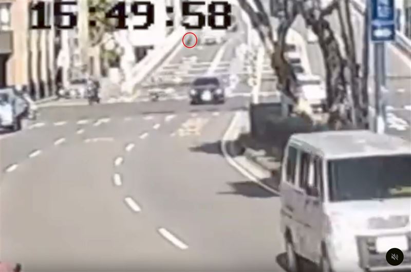 騎士疑似先自摔才與砂石車發生擦撞。（圖／民眾提供）