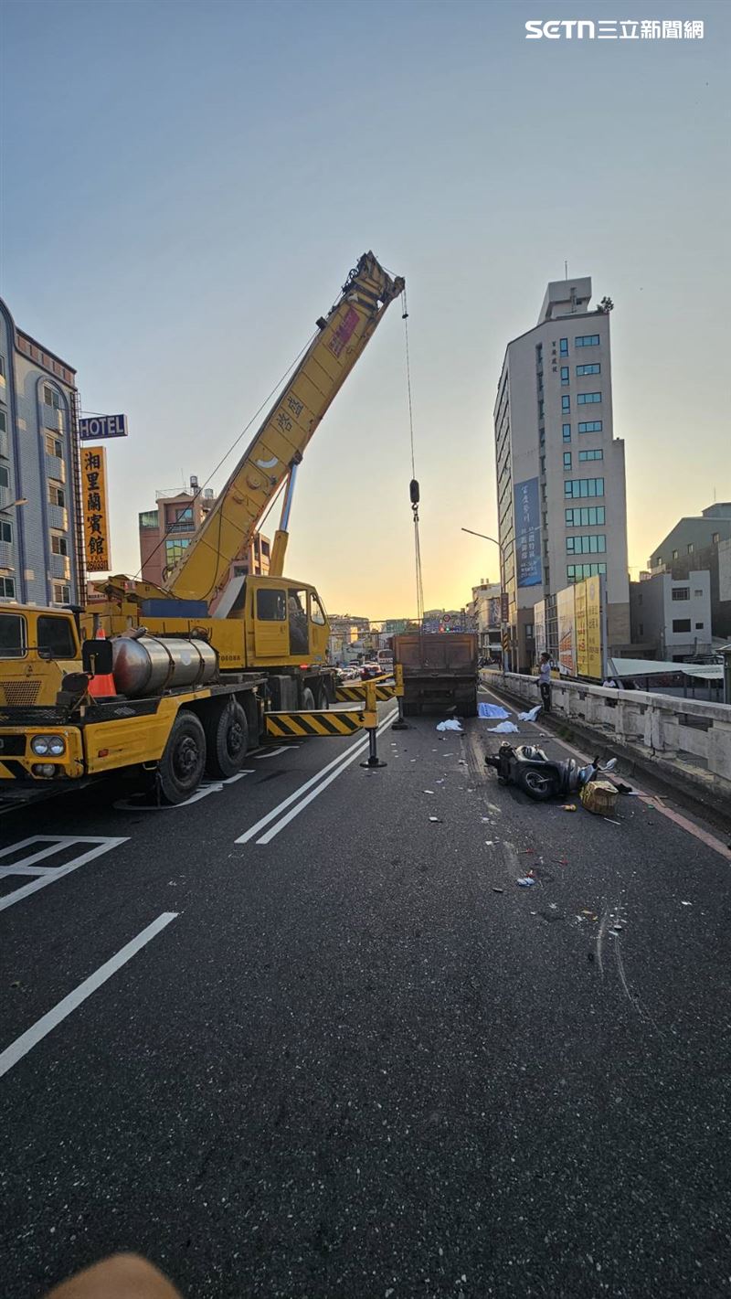 砂石車滿載導致大型吊車出動，仍然花了2小時才將遺體移出。（圖／翻攝畫面）