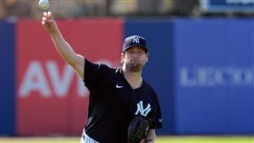 紐約洋基王牌右投柯爾（Gerrit Cole）在對陣波士頓紅襪隊的熱身賽中重返投手丘，主投1局無失分，最快球速98.7英里（約158.8公里）。（圖／美聯社／達志影像）