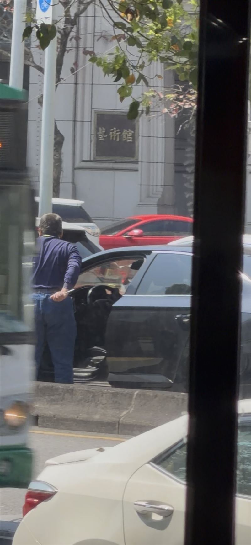 陳姓計程車司機持保溫杯及螺絲起子恐嚇陳姓機車騎士。（圖／翻攝自Threads @juf__1017）