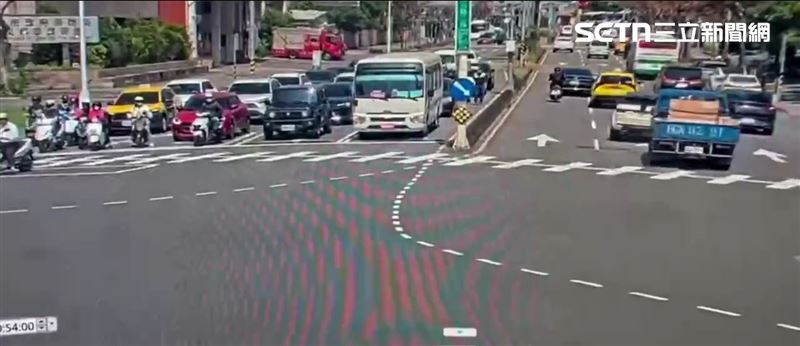 陳姓計程車司機持保溫杯及螺絲起子恐嚇陳姓機車騎士。（圖／翻攝畫面）