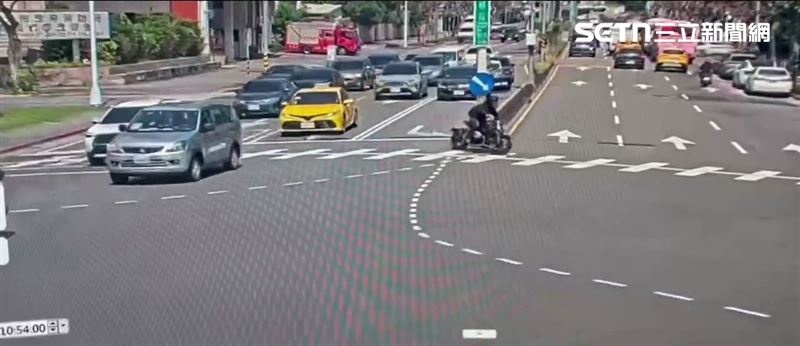 陳姓機車騎士準備迴轉停車與陳姓計程車司機理論。（圖／翻攝畫面）