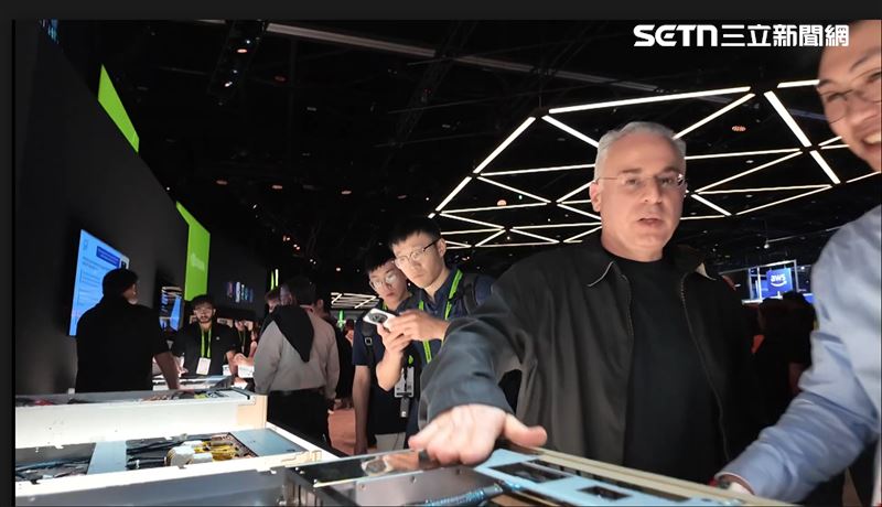 輝達副總裁Gilad Shainer專訪直言「熱愛台灣公司」，點名台積電是AI工廠關鍵戰友。因應銅線傳輸瓶頸，輝達全面導入CPO光連結技術，突破能效極限，並將於兩年內支援跨機櫃大規模連接，宣告輝達已轉身成為「推理之王」。（圖／三立新聞網資料照）
