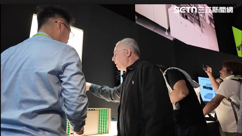 輝達副總裁Gilad Shainer專訪直言「熱愛台灣公司」，點名台積電是AI工廠關鍵戰友。因應銅線傳輸瓶頸，輝達全面導入CPO光連結技術，突破能效極限，並將於兩年內支援跨機櫃大規模連接，宣告輝達已轉身成為「推理之王」。（圖／三立新聞網資料照）