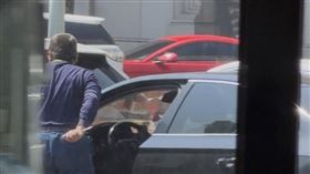 陳姓計程車司機持保溫杯及螺絲起子恐嚇陳姓機車騎士。（圖／翻攝自Threads @juf__1017）