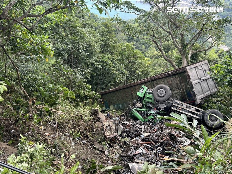 車體嚴重扭曲變形，駕駛受困車內。（圖／翻攝畫面）