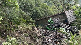 新／台9線嚴重事故！貨車變形…駕駛受困