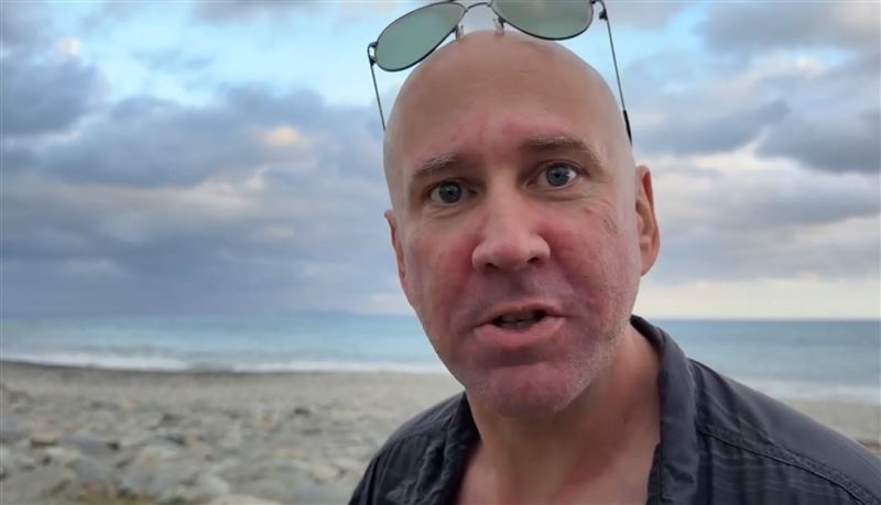 MLB堪薩斯皇家隊派駐台灣的球探雷森，在台東海岸救了婦人。（圖／翻攝畫面）