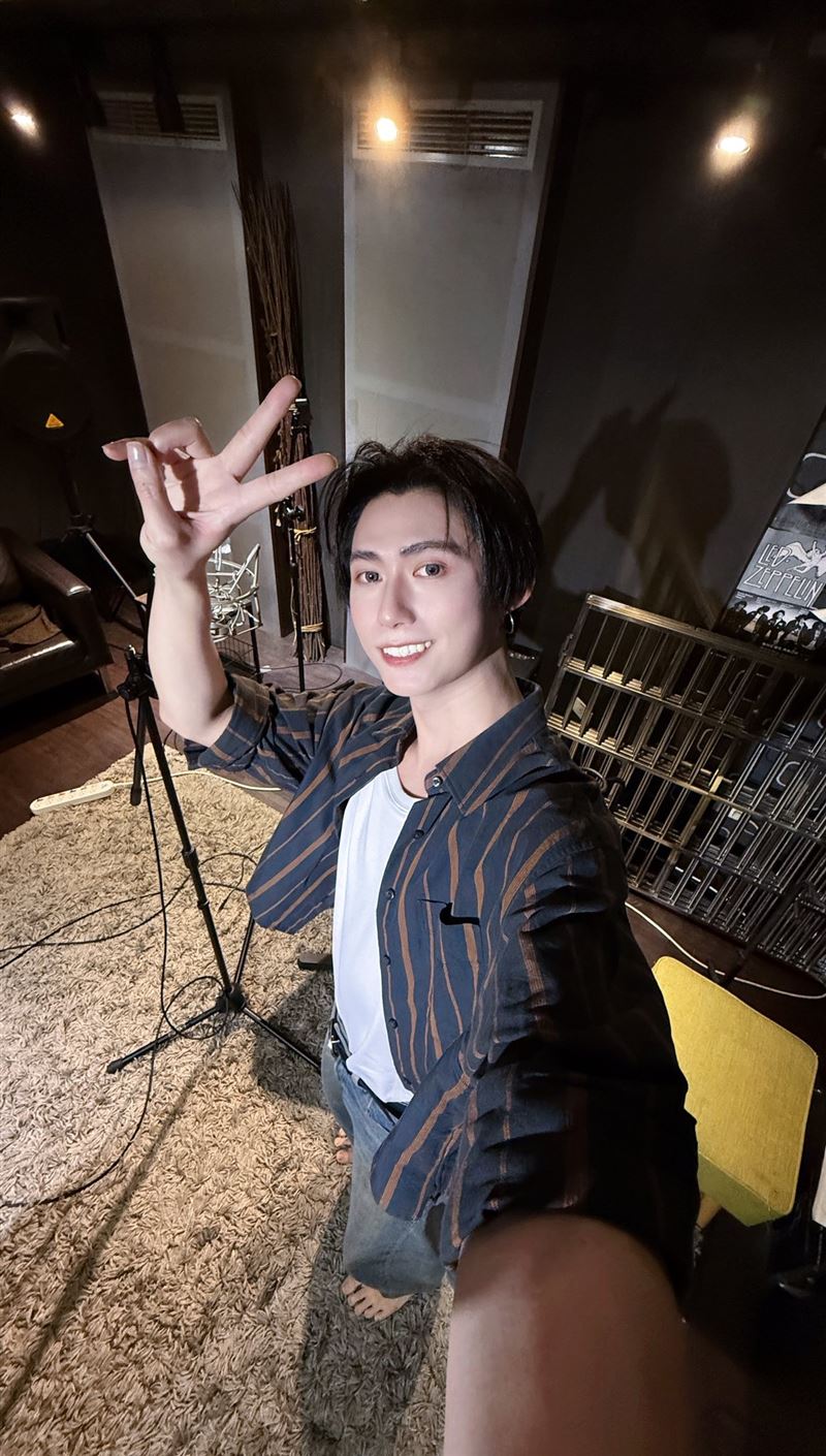 馬千翼搶先開箱麥當勞聯名甜心卡，引發熱議。（圖／翻攝自馬千翼臉書）