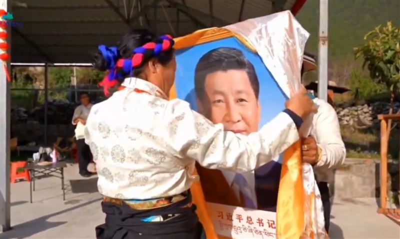 3月開始中國西藏各地舉行「春耕儀式」，舉著習近平照片想營造「愛黨愛國」的形象，被吐槽像葬禮，官方緊急將相關影片下架。（圖／翻攝自X平台 @P9Wb1kMpj484jEW）