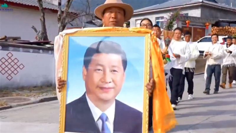 3月開始中國西藏各地舉行「春耕儀式」，舉著習近平照片想營造「愛黨愛國」的形象，被吐槽像葬禮，官方緊急將相關影片下架。（圖／翻攝自X平台 @P9Wb1kMpj484jEW）