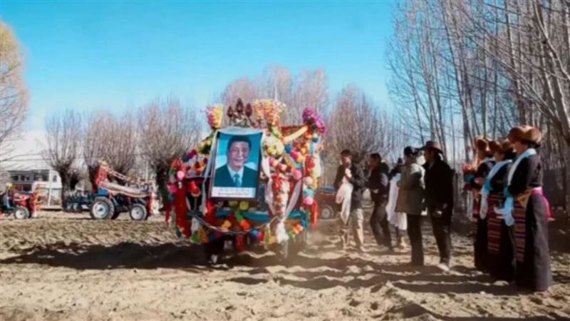 3月開始中國西藏各地舉行「春耕儀式」，舉著習近平照片想營造「愛黨愛國」的形象，被吐槽像葬禮，官方緊急將相關影片下架。（圖／翻攝自X平台 @P9Wb1kMpj484jEW）