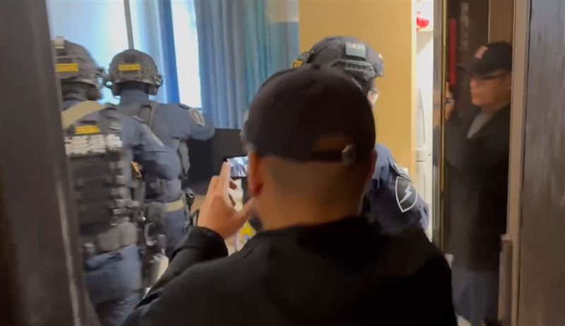 詐騙集團以投資虛擬貨幣誘騙營造公司女會計，當街搶走面交的1500萬，警循線攻堅詐騙水房逮捕7名嫌犯。(圖／翻攝畫面)