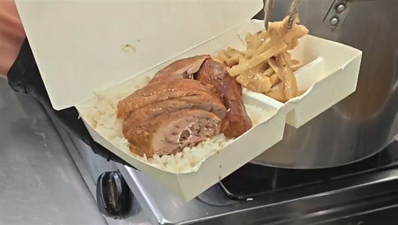 女學生媽媽回應，因為鴨肉飯較油，當天剛好學校的衛生紙用完，才希望店家若方便的話能附上3張衛生紙。（圖／翻攝畫面）