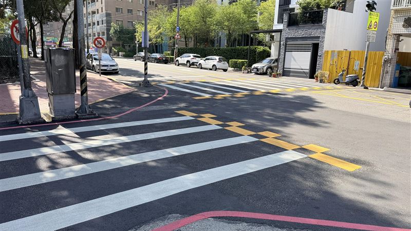 台中市政府交通局在斑馬線前後增設彩色行穿線，打造更安全、友善的步行環境。（圖／翻攝自台中市政府交通局）