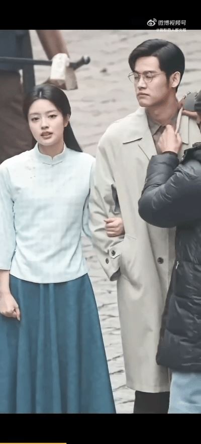 徐若晗（左）疑似在片場對工作人員擺臉色引發討論。（圖／翻攝自微博）