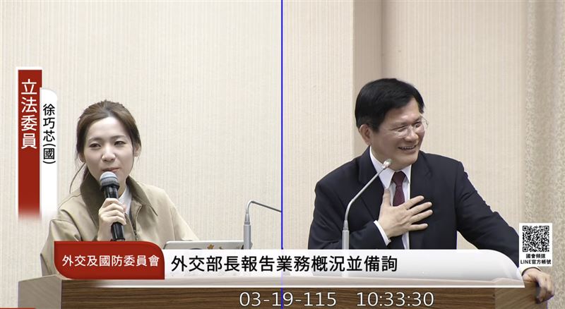 徐巧芯（左）在外交及國防委員會上質詢林佳龍（右）。（圖／翻攝自國會頻道）