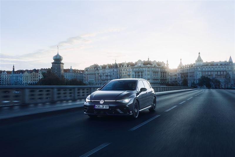 Golf R夜幕疾行版，含汰舊換新補助後售價197.8萬元起。（圖／Volkswagen提供）