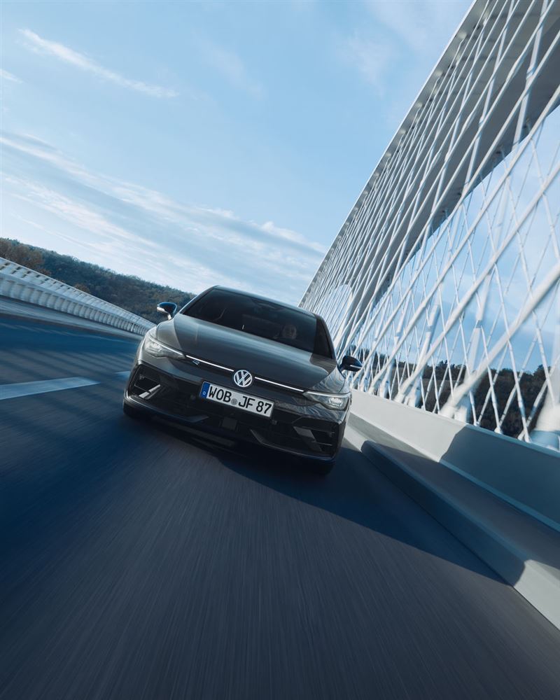 Golf車系首見的「夜幕幻影灰」金屬塗裝。（圖／Volkswagen提供）