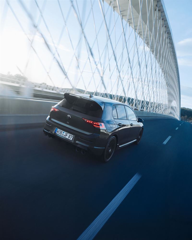 Golf R夜幕疾行版，擁有333匹最大馬力與42.8公斤米扭力。（圖／Volkswagen提供）