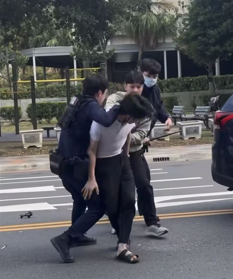 28歲林姓車手拒捕，與警方發生衝突。（圖／翻攝自《內壢大小事》臉書）