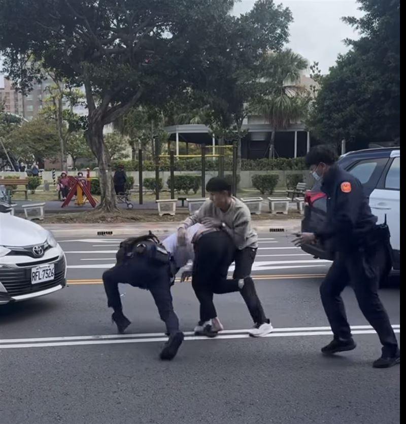 林男身材精壯，一直試圖逃脫。（圖／翻攝自《內壢大小事》臉書）