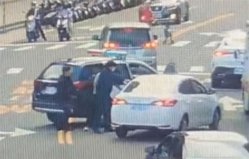 林男取款後被警方攔下，車上搜出多張生基塔位權狀。（圖／翻攝畫面）