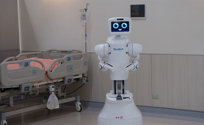 「iSEE•AI創世紀」鴻海打造護理協作機器人，團隊深入一線助攻智慧醫院