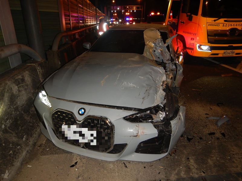 BMW撞上貨車車尾「鏟起」小貨車。（圖／翻攝畫面）