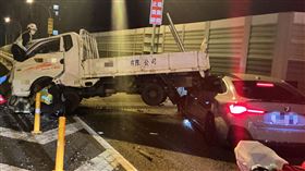 台74線恐怖車禍！BMW追撞成千斤頂「鏟起」小貨車　驚悚畫面曝光（圖／翻攝畫面）
