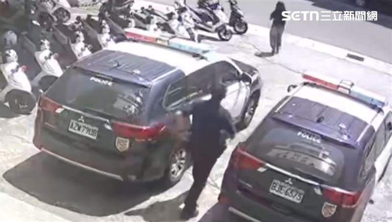 執勤的員警見狀不敢大意，立即開巡邏車跟在林女後頭。（圖／翻攝畫面）
