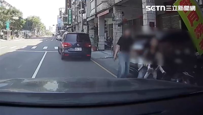 林女家住派出所對面，手上抱著的女兒身體癱軟呈現C型。（圖／翻攝畫面）