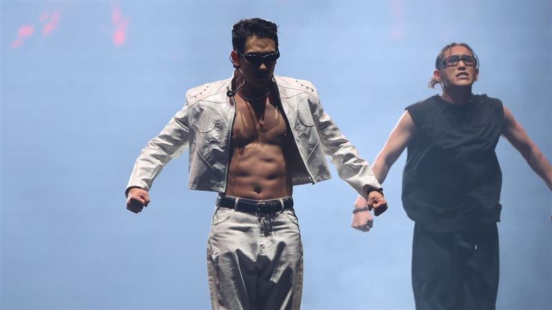 Rain住宅區旁公園全脫光！親認：內褲也脫