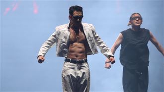 Rain住宅區旁公園全脫光！親認：內褲也脫