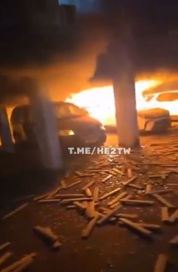 伊朗為報復國安首長拉里賈尼遇害，而於18日凌晨對以色列發起新一波打擊。圖為多輛車受波及而燃起熊熊大火，滿地可見掉落的殘骸。（圖／翻攝自X平台 @DropSiteNews）