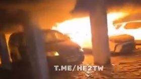伊朗為報復國安首長拉里賈尼遇害，而於18日凌晨對以色列發起新一波打擊。圖為多輛車受波及而燃起熊熊大火，滿地可見掉落的殘骸。（圖／翻攝自X平台 @DropSiteNews）