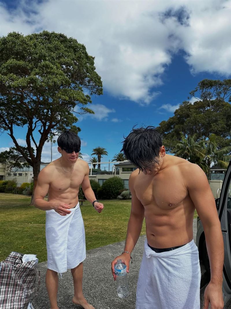 Rain在節目中超放得開，說脫就脫光（圖／翻攝自IG @m00ut）