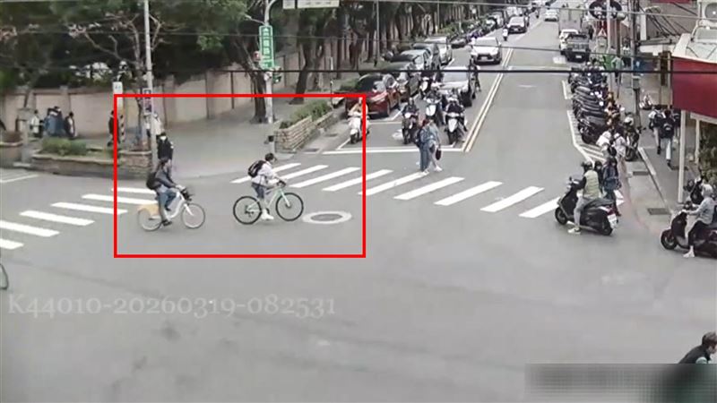 先有2名國中生騎YouBike「切西瓜」左轉。（圖／翻攝畫面）