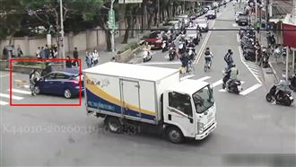 國中男騎UBike切西瓜　被汽車迎面猛撞