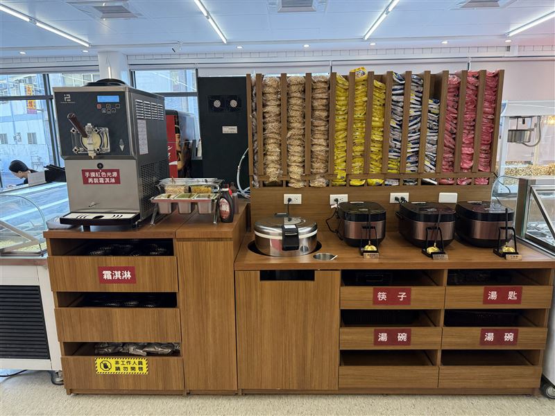 六扇門台中沙鹿店加入全新設計的泡麵牆。(圖／六扇門提供）