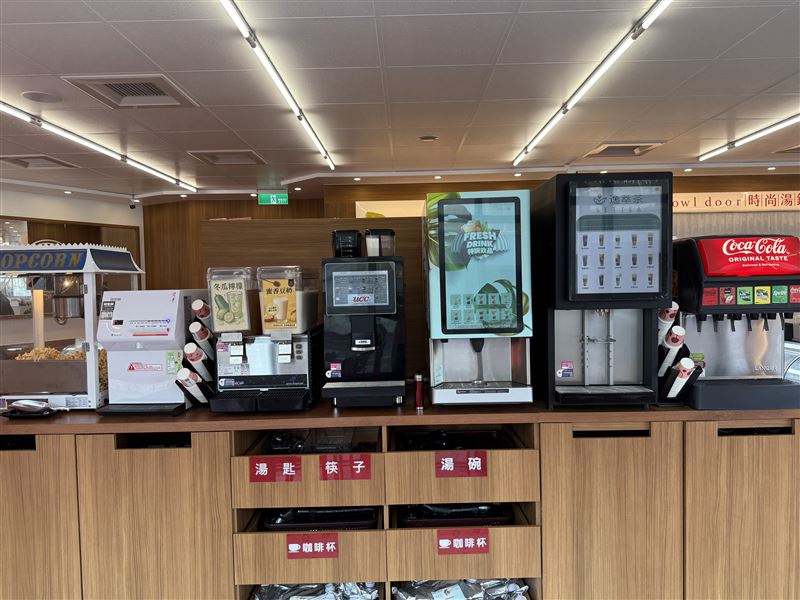 六扇門台中沙鹿店自助吧升級，提供打拋豬、麻婆豆腐、涼麵、沙拉吧等品項。(圖／六扇門提供）