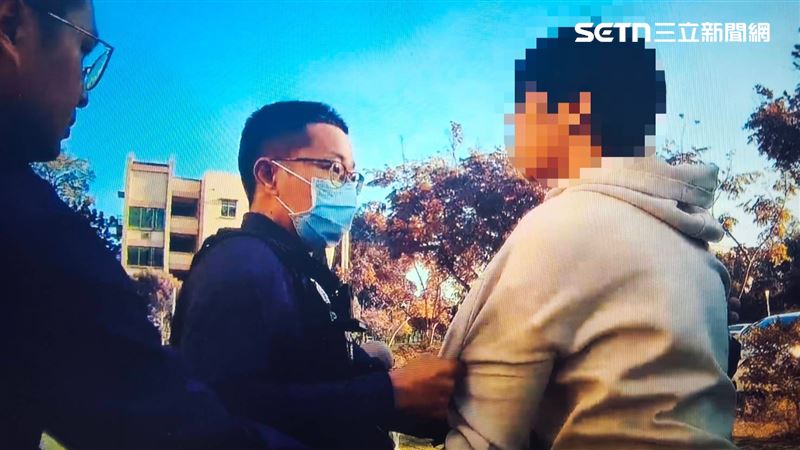 男子因心情不好，竟頭戴黑色面罩蒙面，竟拿水果刀回到高中母校，亮刀追逐高中女同學。（圖／翻攝畫面）