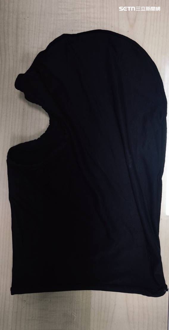 警方持扣面罩等犯案工作。（圖／翻攝畫面）