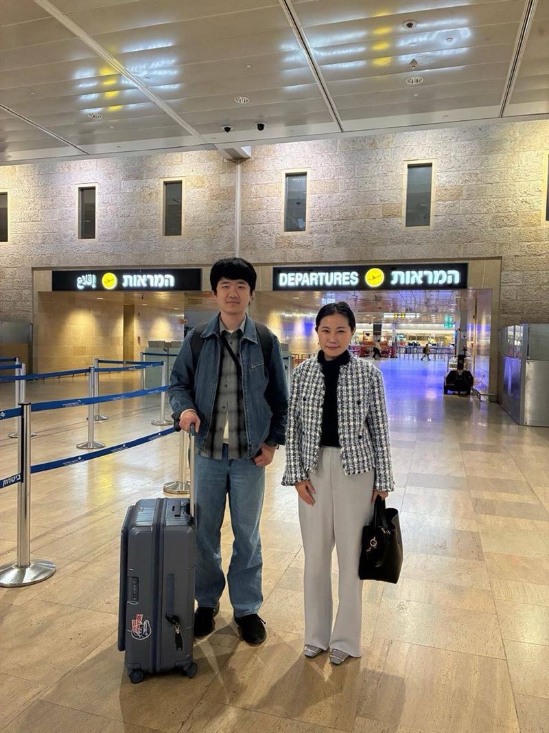 我國駐以色列代表李雅萍大使（右）赴機場送機自以色列搭機經第三地返台的國人（圖／外交部提供）