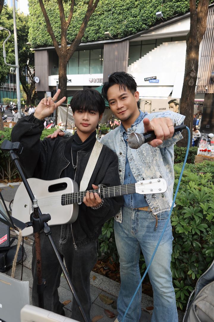 大Q秉洛突襲街頭藝人，現場瞬間變成大型接唱馬拉松。（圖／众悅娛樂提供）