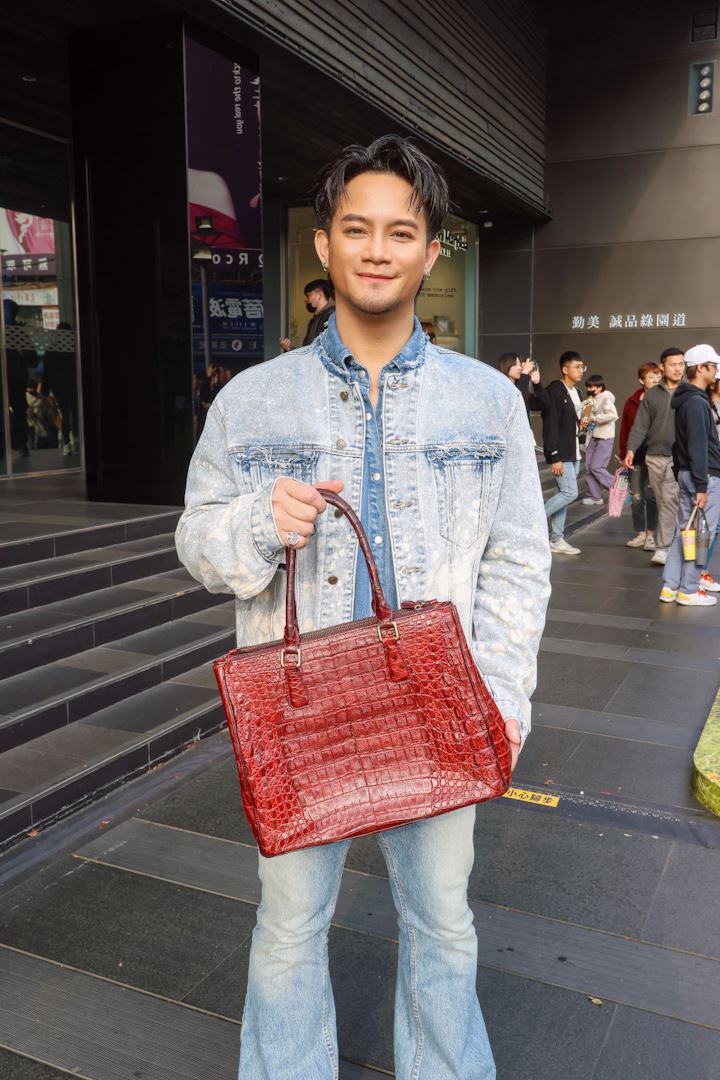 大Q秉洛收到貴婦歌迷豪氣送上的精品包。（圖／众悅娛樂提供）