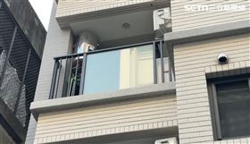 警方在命案現場起獲一把沾血水果刀。（圖／翻攝畫面）